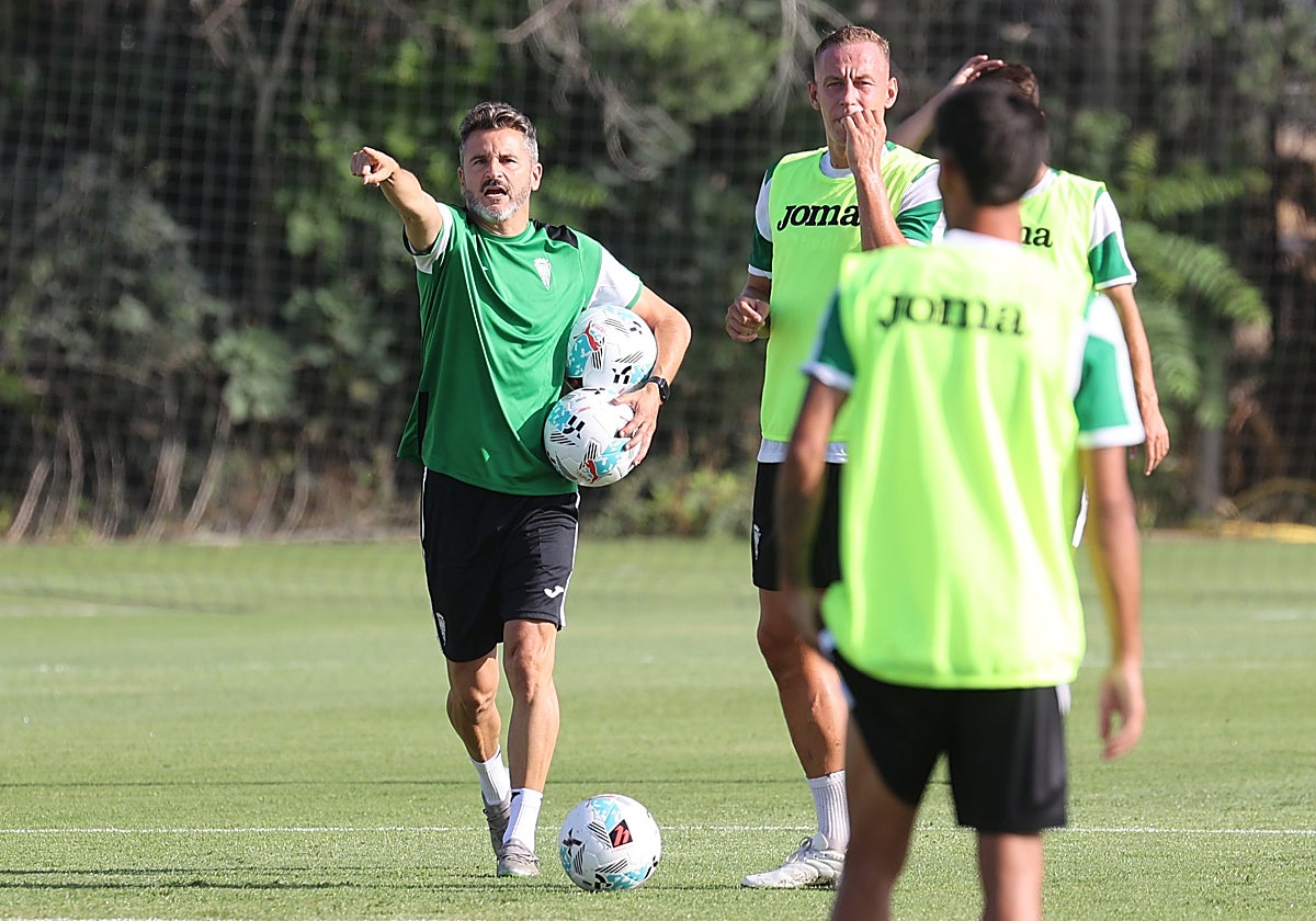 Iván Ania dando instrucciones durante la pretemporada del Córdoba CF