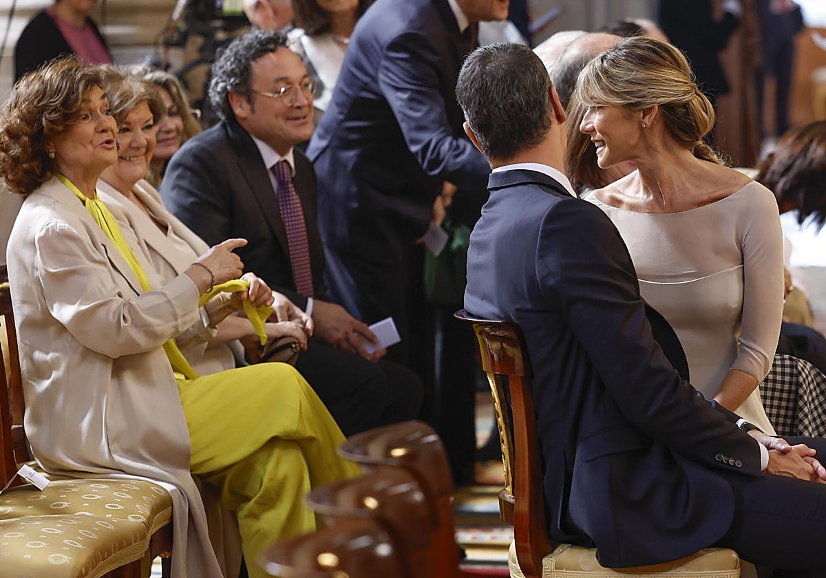 El fiscal general hablando con Pedro Sánchez y Begoña Gómez en una foto de archivo