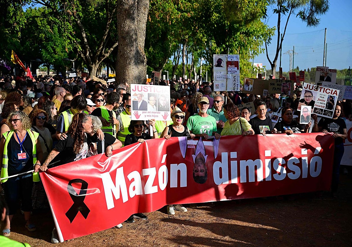 Varios familiares de víctimas de la dana, con pancartas y la palabra 'Justicia' en Catarroja (Valencia), este martes
