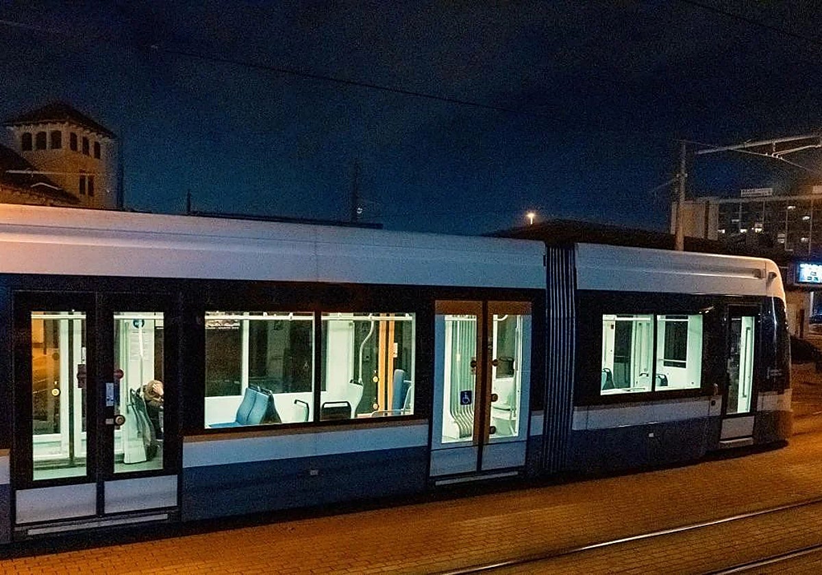 Imagen de un tranvía de Metrovalencia durante un servicio nocturno