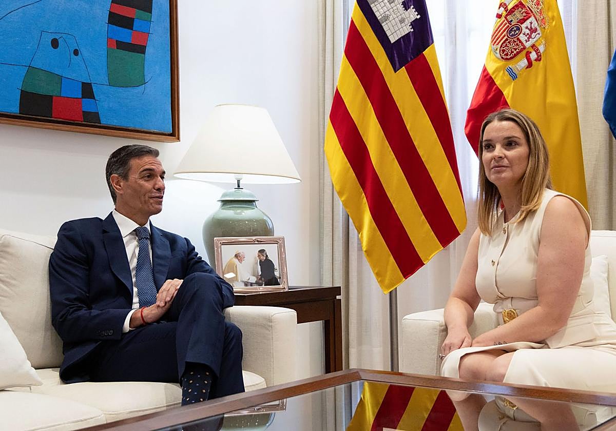 Pedro Sánchez, presidente del Gobierno, y la presidenta de Baleares, Marga Prohens
