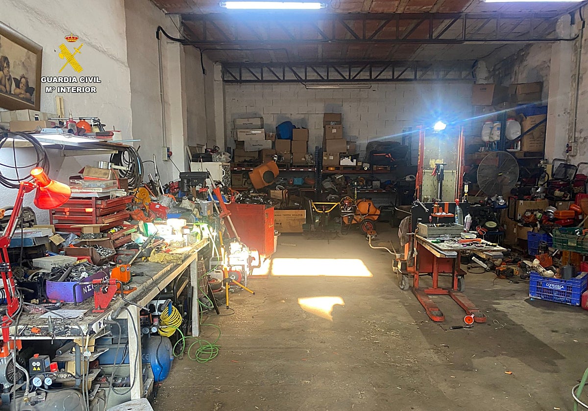 Imagen del taller ilegal intervenido por la Guardia Civil en la Alcudia