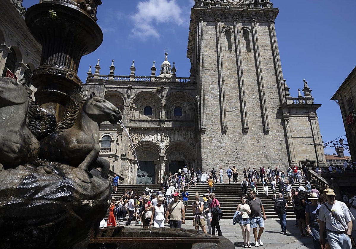 Decenas de turistas haciendo cola para visitar la Catedral de Santiago el pasado viernes