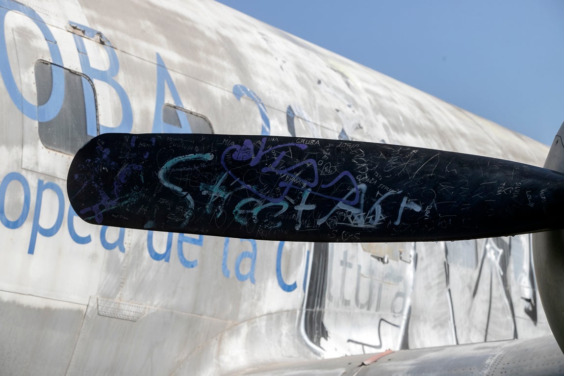 Las imágenes del estado en el que está el avión cultural de Córdoba