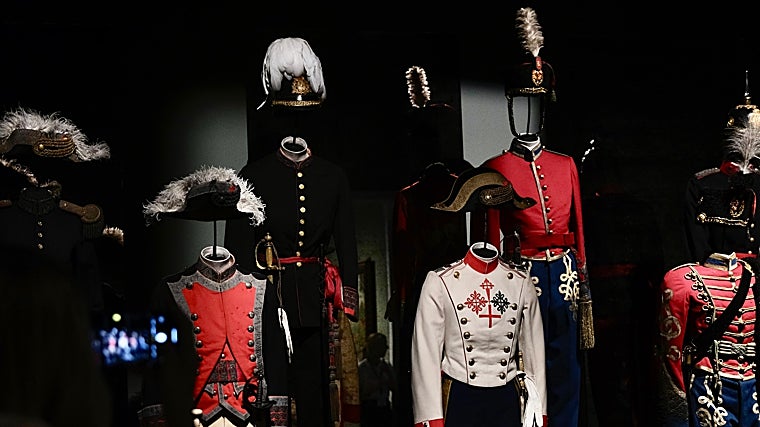 Uniformes originales de Alfonso XII y XIII de la última sala de la exposición