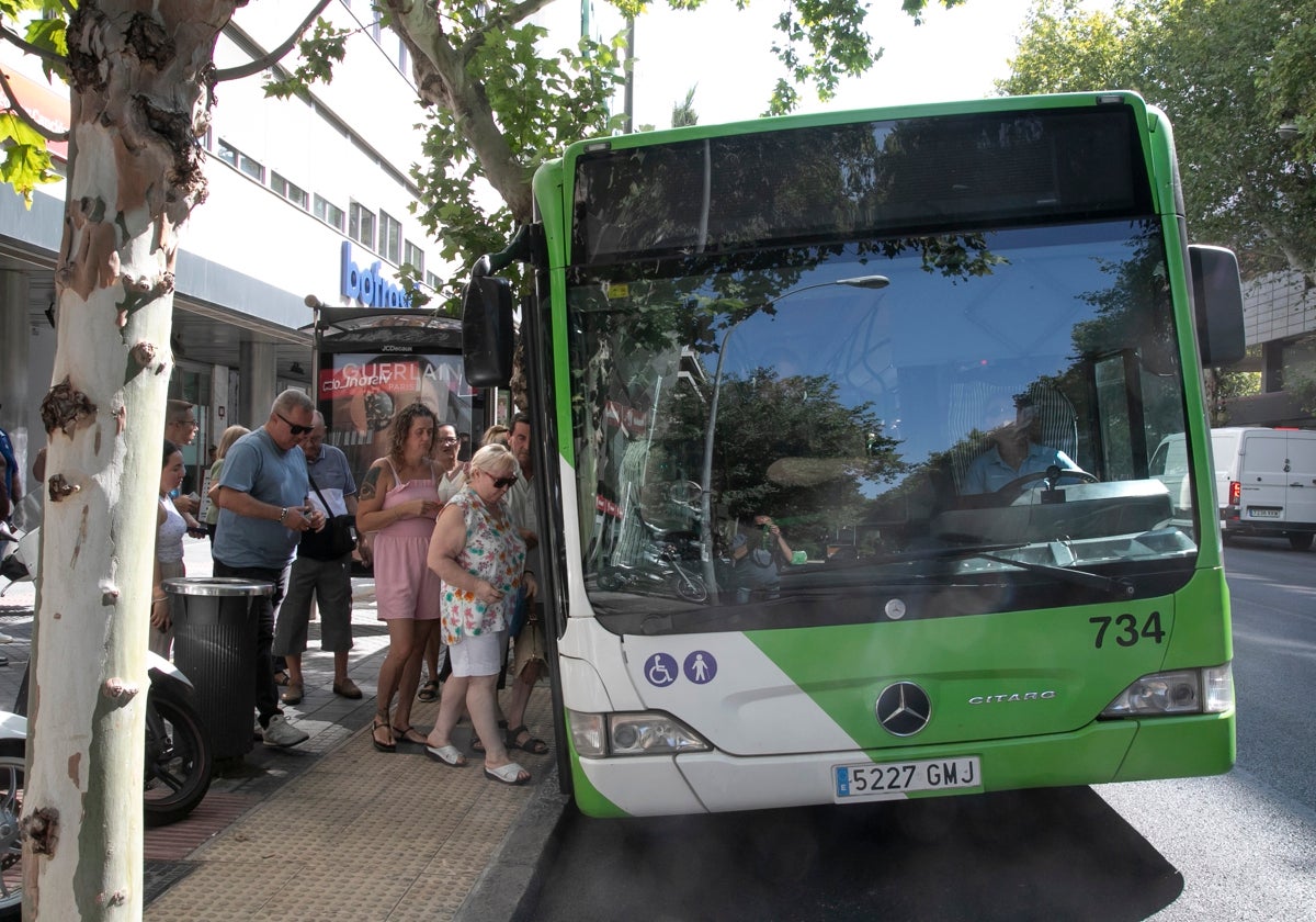 Varios usuarios, listos para subirse a la línea 5 de Aucorsa en Ronda de los Tejares