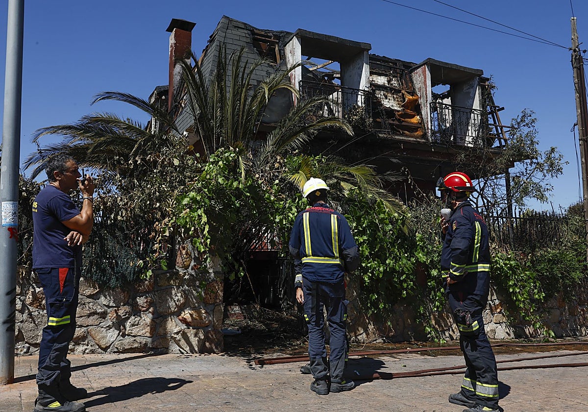 Vivienda de la urbanización Calypo-Fado calcinada por el incendio declarado en Méntrida el 17 de julio