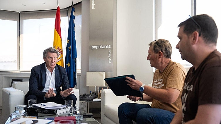 Feijóo promete a las víctimas mediar entre Sánchez y Mazón para unificar los planes de reconstrucción de Valencia