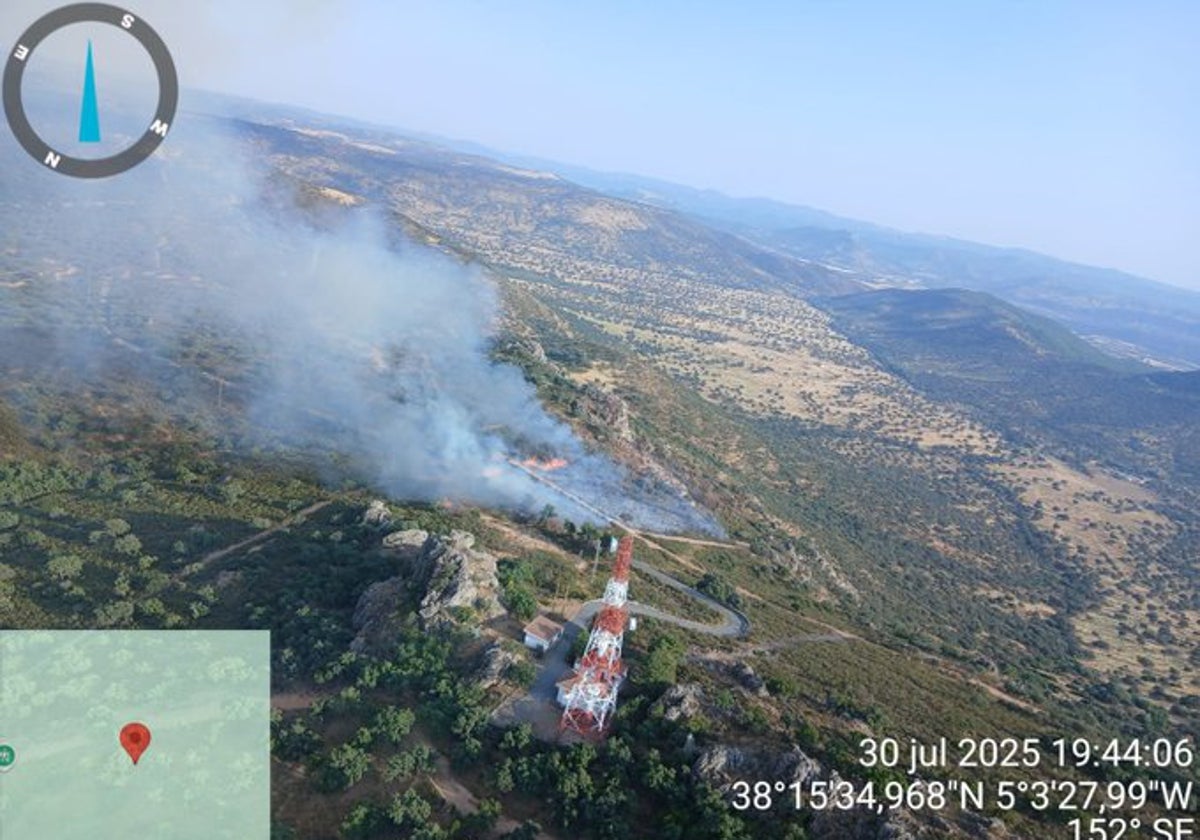 Imagen aérea del helicóptero del Infoca del paraje de Espiel con el incendio