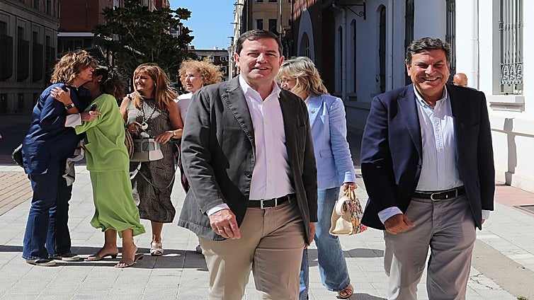 Mañueco anuncia mociones del PP en ayuntamientos y diputaciones para «dar batalla» a la nueva propuesta de la PAC