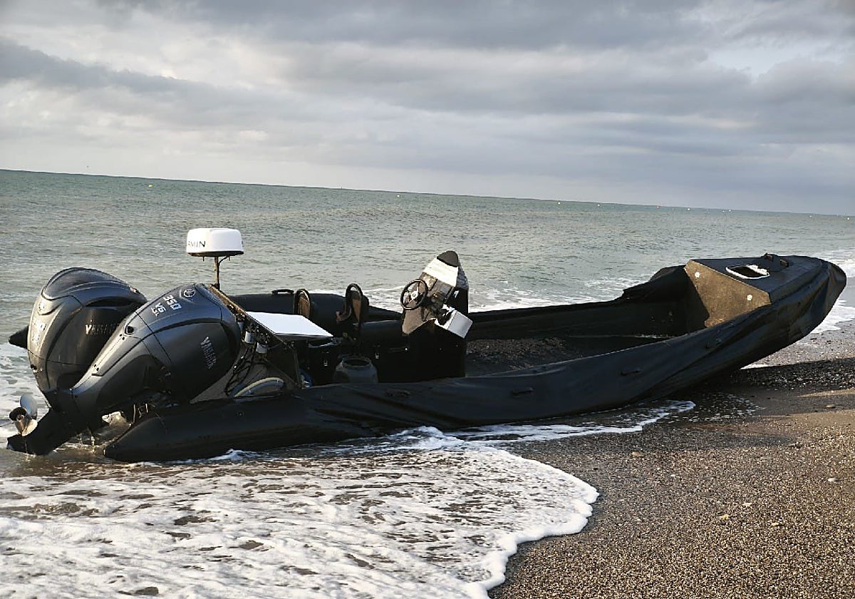 Narcolancha dedicada al petaqueo localizada en una playa de Vera en Almería
