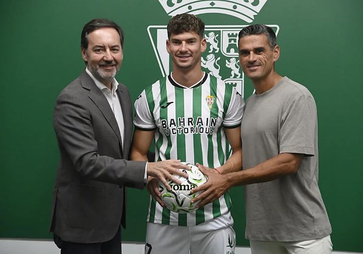 Fernández Monterrubio y Juanito junto a Mariano Carmona en su presentación