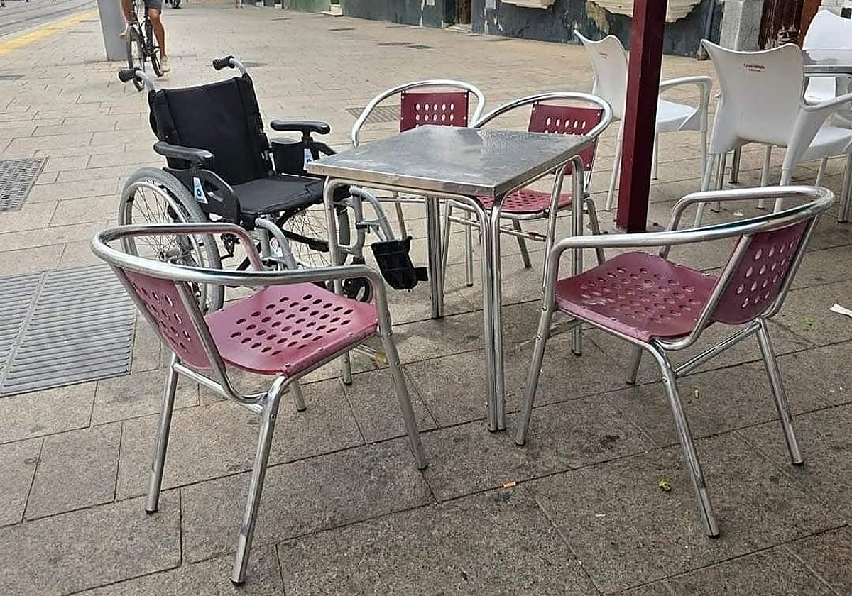 La insólita foto en una terraza de bar: «Mira que hemos visto cosas que los clientes se dejan»