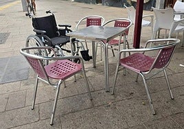 La insólita foto en una terraza de bar: «Mira que hemos visto cosas que los clientes se dejan»