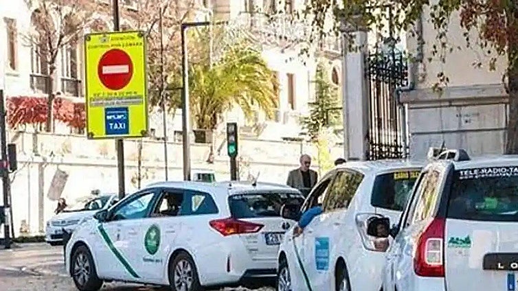 Un taxista de Granada, denunciado por tocar y decir frases obscenas a una joven que volvía de madrugada de un festival