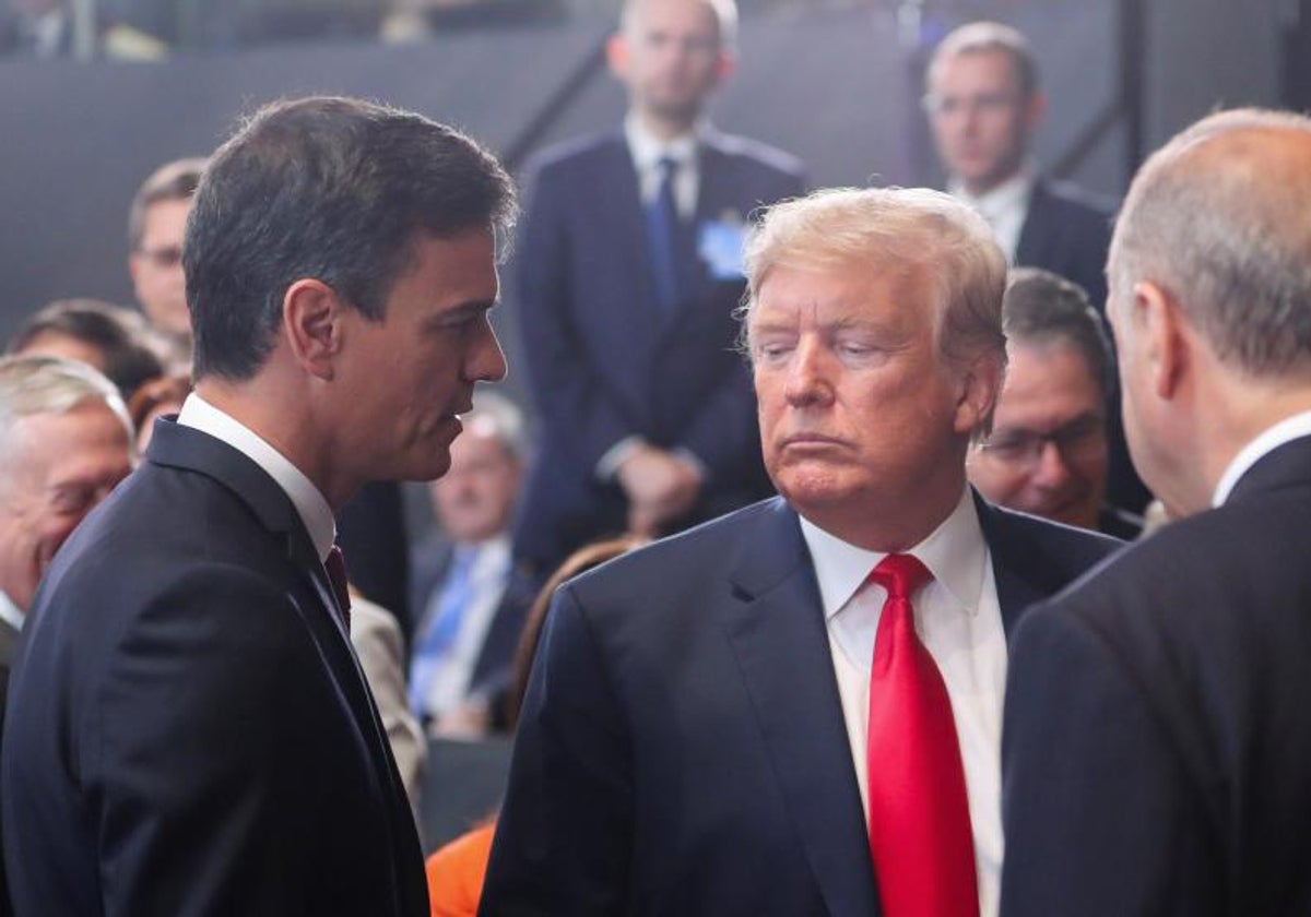 El presidente del Gobierno, Pedro Sánchez (i), conversa con el presidente de los Estados Unidos, Donald J. Trump (c) en 2018