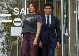 Elisa Mouliáa (c) saliendo de los juzgados