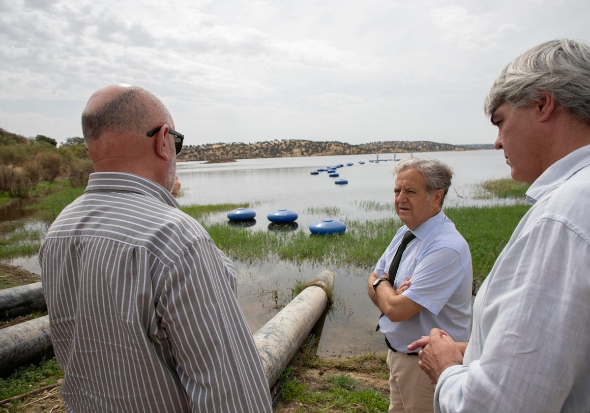 Salvador Fuentes a pie del embalse de La Colada y su toma flotante