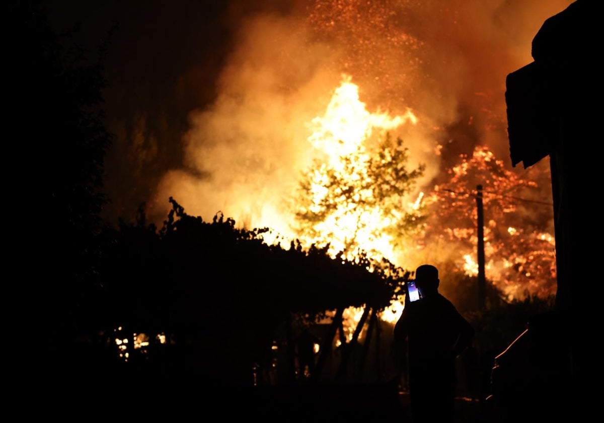 El incendio de A Cañiza (Pontevedra) empezó con 5 focos seguidos al pie de una carretera
