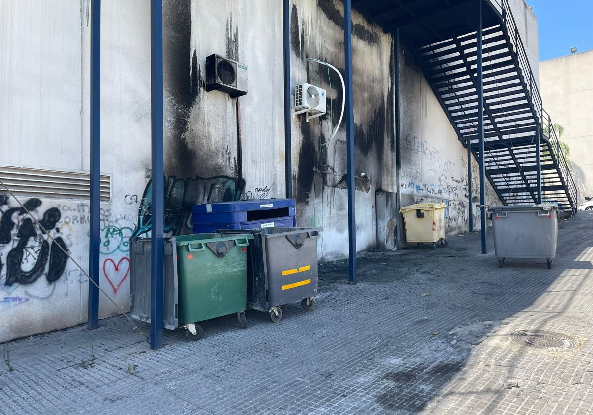 Una de las zonas con contenedores quemados en Lucena