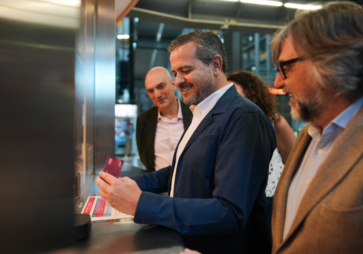 El consejero de Vivienda, Transportes e Infraestructuras, Jorge Rodrigo, durante su visita a la oficina de atención al usuario ubicada en Barajas