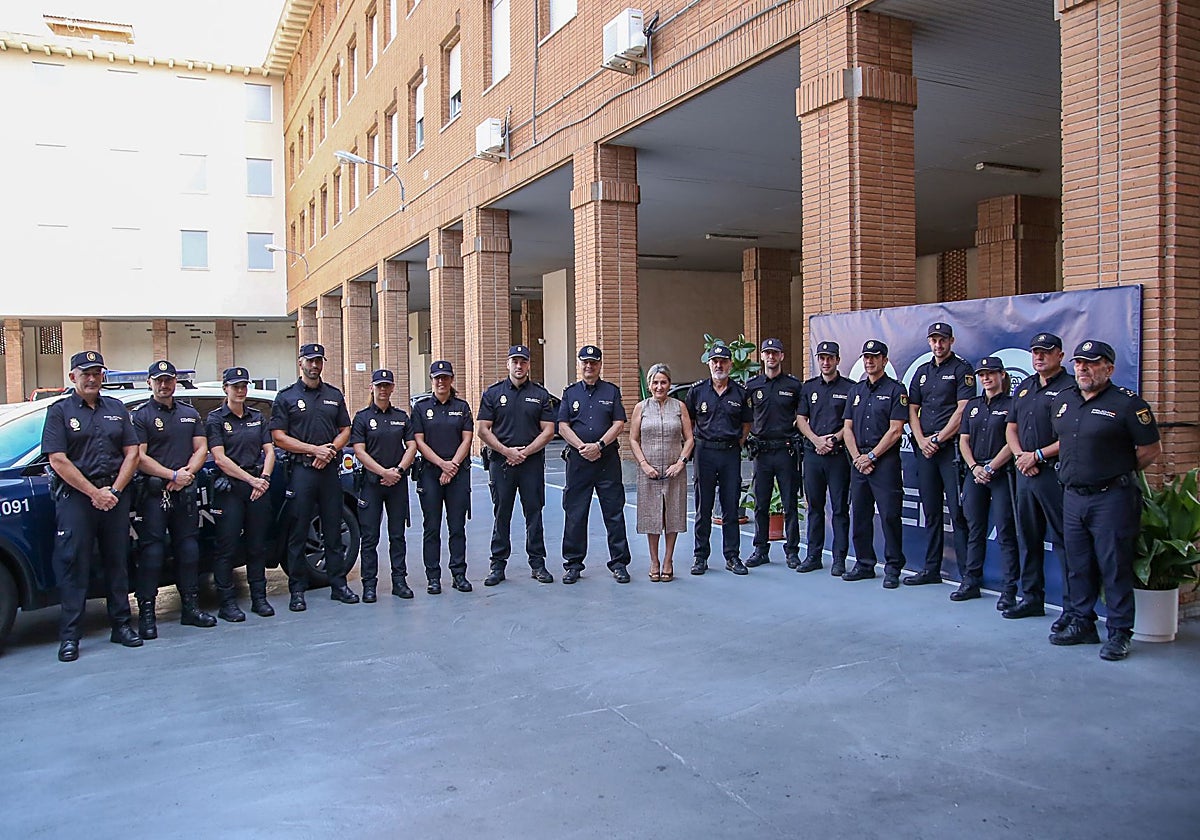 Milagros Tolón posa con los nueve agentes en prácticas de la Policía Nacional y con otros mandos