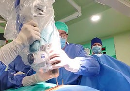 El Clínico de Zaragoza realiza, por primera vez en España, una intervención de radioterapia intraoperatoria vertebral