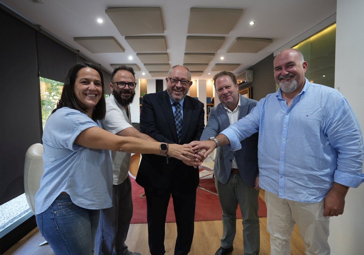 El rector de la UCO, Manuel Torralbo, el equipo de investigadores y el empresario impulsor de GanadeLia