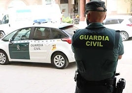 Descubren a dos ladrones expertos en falsificar matrículas por sus paseos para comprobar los coches robados en Valencia