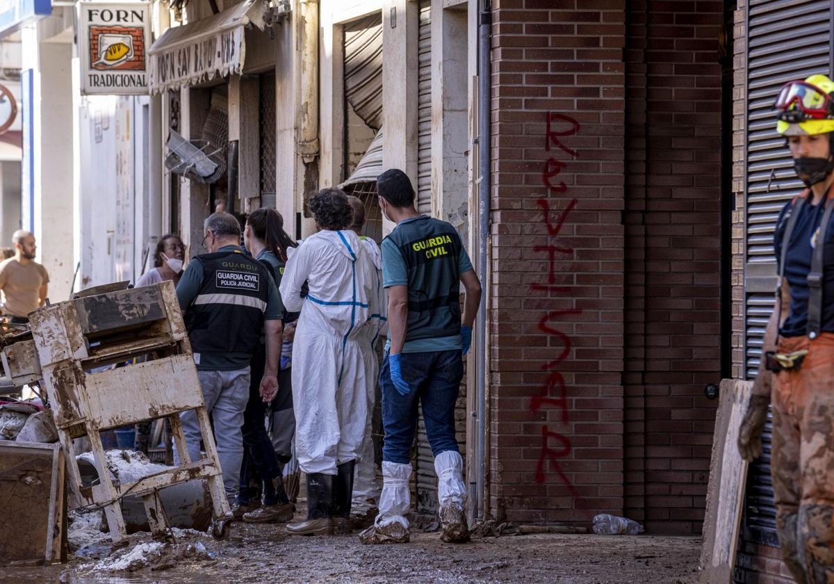 Agentes de la Guardia Civil, durante la dana en Valencia
