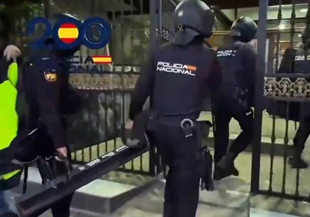Agentes de Policía Nacional durante una operación contra la trata de seres humanos
