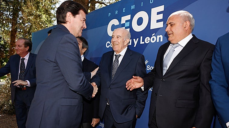 El presidente de la Junta saluda a los galardonados