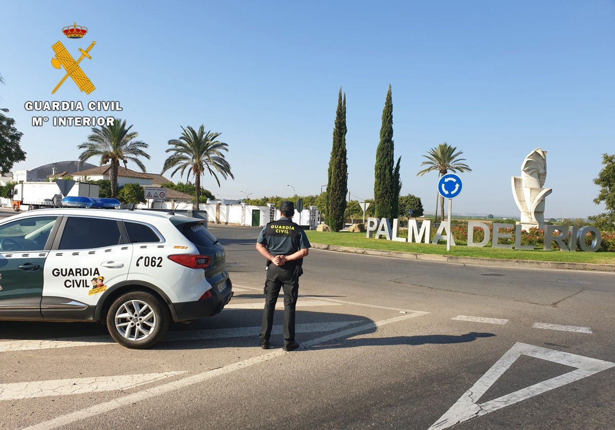 Patrulla de la Guardia Civil a la entrada de Palma del Río en la Vega del Guadalquivir
