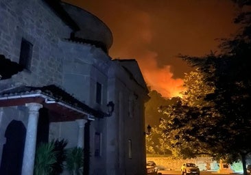 La impresionante imagen del incendio del Tiétar esta noche junto al Santuario de San Pedro de Alcántara