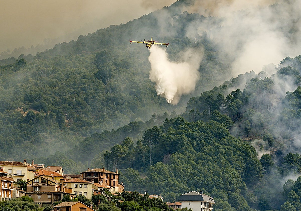 Operativo trabajando en la extinción del incendio del Valle del Tiétar