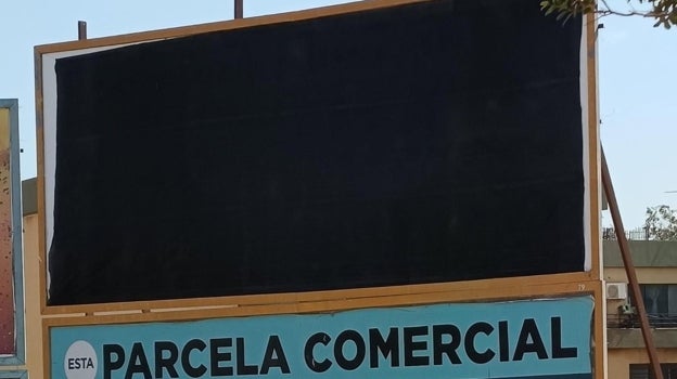Imagen después - Una de las vallas de Vox ha sido cubierta por una lona negra durante este jueves