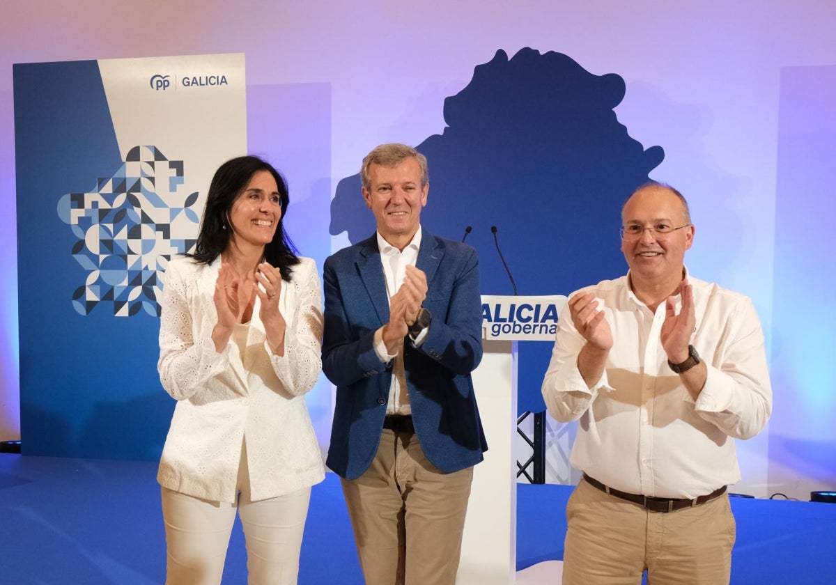 La secretaria general del PP de Galicia, Paula Prado; el presidente del PP de Galicia y presidente de la Xunta, Alfonso Rueda, y el secretario general del PP, Miguel Tellado