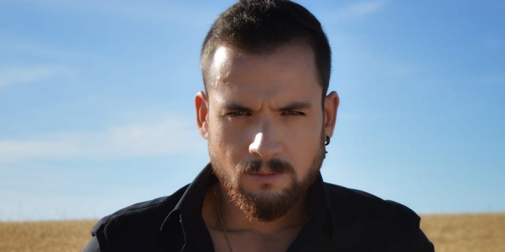 Javier Matía, el joven cantautor agricultor vuelve a los escenarios