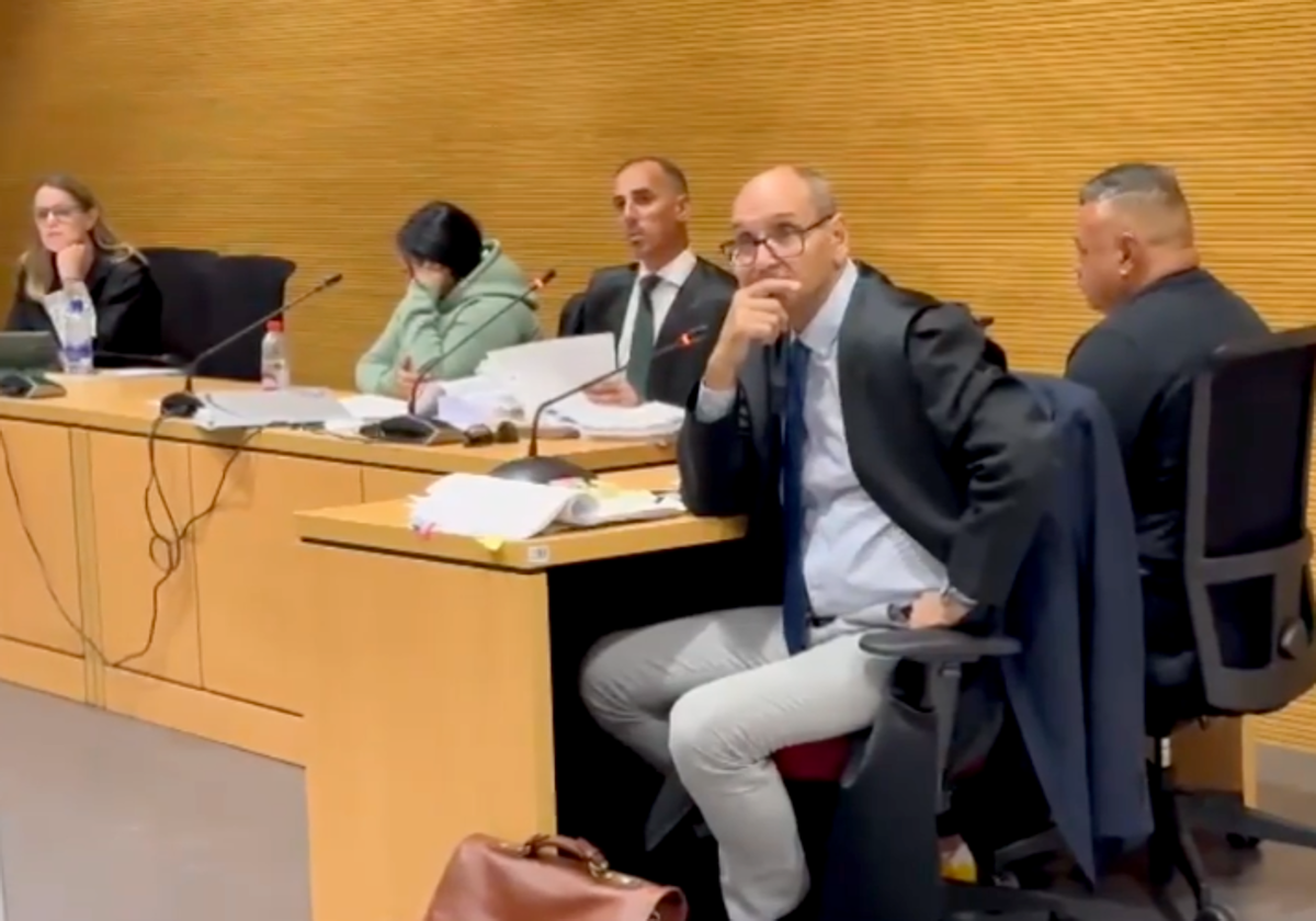 Los acusados y sus letrados en la segunda sesión del juicio por el crimen, en foto de archivo
