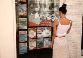 Una joven observa las ofertas de una agencia de viajes de Córdoba