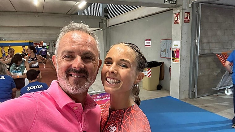 Marta Serrano celebra su triunfo con su padre, el exinternacional Antonio Serrano