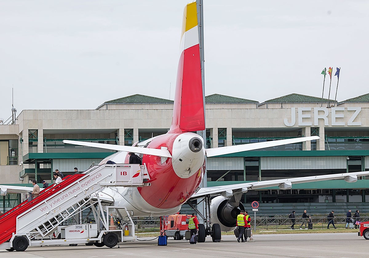 Un avión de Iberia listo para el desembarque de los pasajeros en el aeropuerto de Jerez