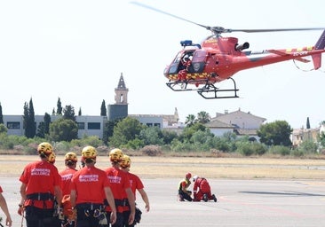 Una avioneta biplaza cae al mar en el puerto de Sóller (Mallorca)