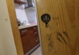 Los métodos invisibles de los ladrones de casas para robar en verano: del 'impresioning' al ácido