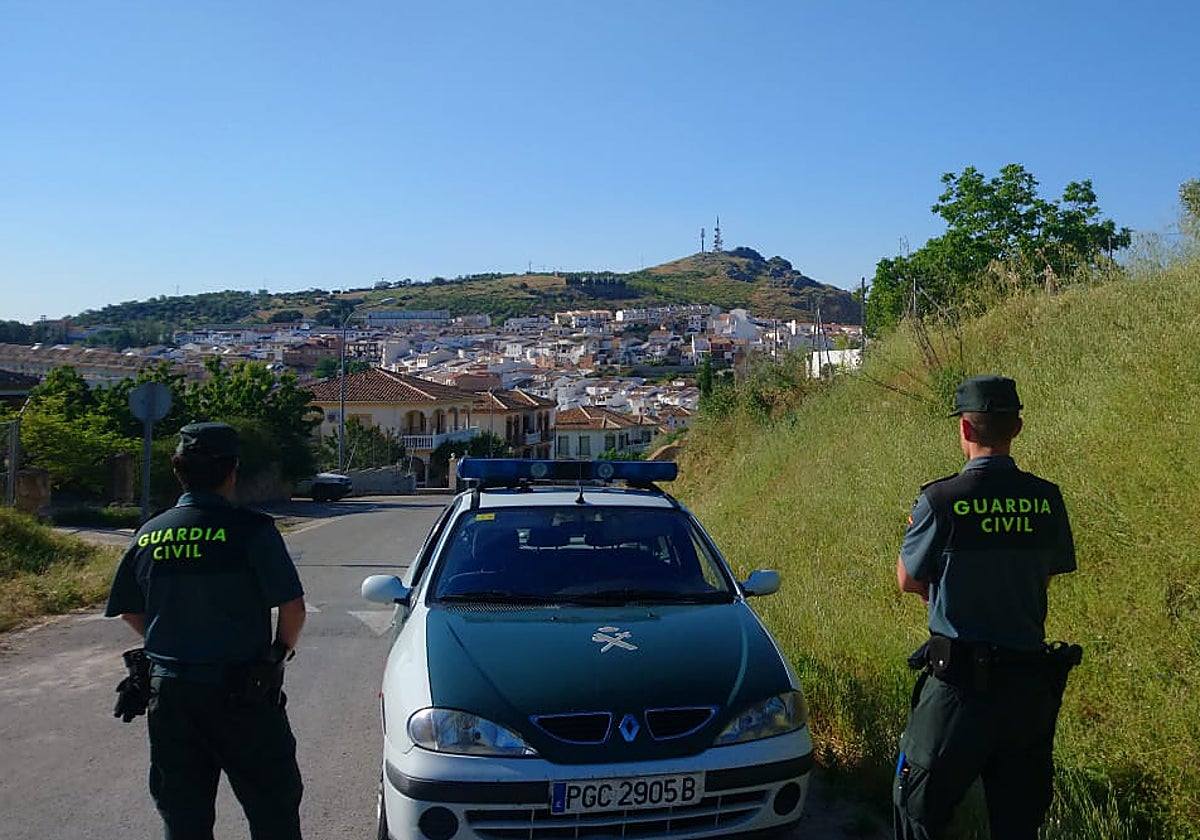 Agentes de la Guardia Civil en el municipio de Luque