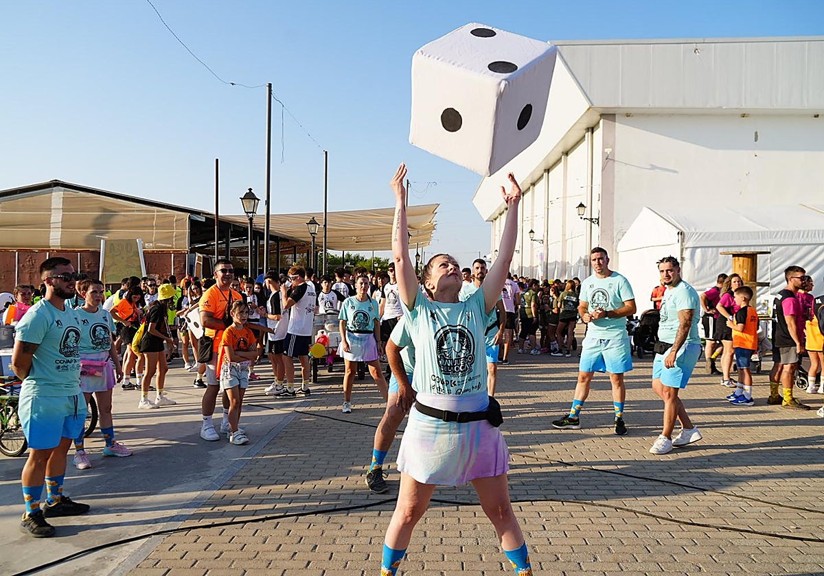 Los participantes lanzan el dado en el Gran Juego de la Oca de Los Pedroches