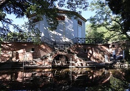 El fortín y el casino de baile del parque de El Capricho renacen de sus grietas