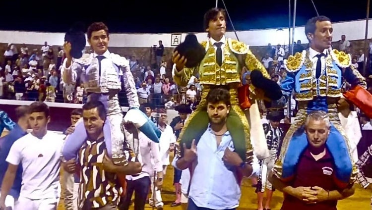 Los matadores Curro Díaz, David de Miranda y Manuel Román se reparten nueve orejas en Villanueva de Córdoba