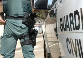 Hallan el cadáver de un hombre flotando en una playa de Cambrils que llevaba una mochila con piedras y un gato muerto
