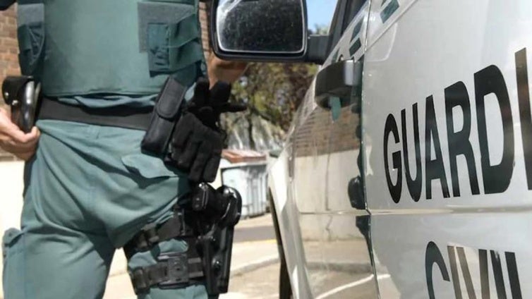 Hallan el cadáver de un hombre flotando en una playa de Cambrils que llevaba una mochila con piedras y un gato muerto